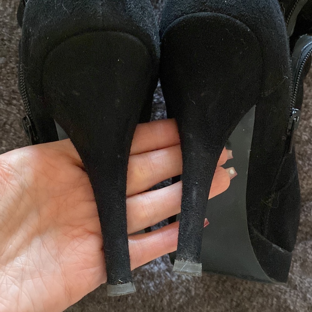 Black boots - Picture 3 of 9